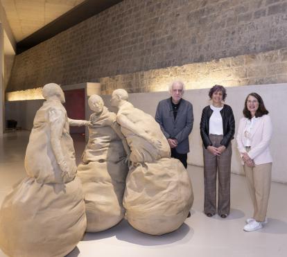 Ramón Andrés, director de la bienal los Encuentros de Pamplona, Rebeca Esnaola, Consejera de Cultura, Turismo y Deporte del Gobierno de Navarra y Nimfa Bisbe, directora de la Colección de Arte Contemporáneo de Fundación ”la Caixa” y comisaria de la exposición.