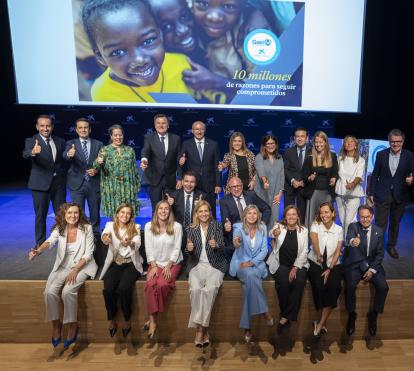 Foto de familia del acto de conmemoración de la Alianza para la Vacunación Infantil.