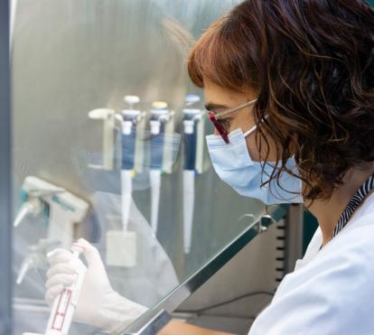 Mari Carmen Puertas, en el laboratorio de IrsiCaixa.