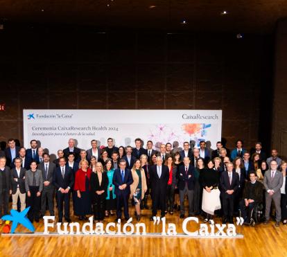 Foto de familia de representantes de la Fundación "la Caixa" junto a los investigadores e investigadoras seleccionados en la convocatoria CaixaResearch de Investigación en Salud 2024.