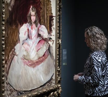 Visitant a l'exposició «XIX. El segle del retrat. Col·leccions del Museo del Prado. De la Il·lustració a la modernitat»