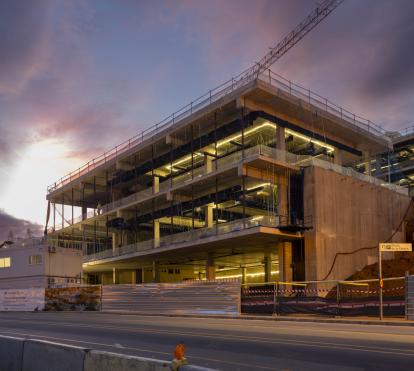 Vista por la tarde de las obras del CaixaResearch Institute.