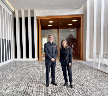 Santiago Cambero, delegado en Extremadura de la Fundación ”la Caixa”, y  Sandra Guimarães, directora del Museo Helga de Alvear.