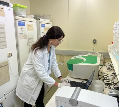 Irene González, investigadora de IrsiCaixa, con la máquina de reservorio.