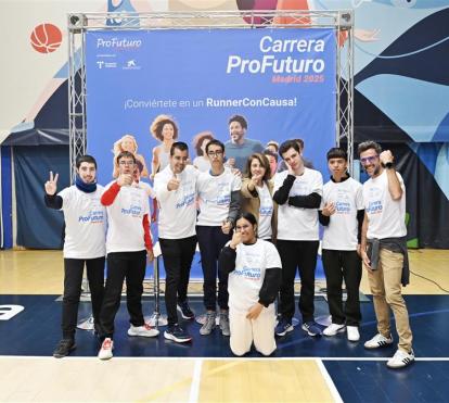 Jóvenes posan en la presentación de los entrenamientos inclusivos de la Carrera ProFuturo.