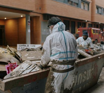 Personas retirando escombros de un garaje.