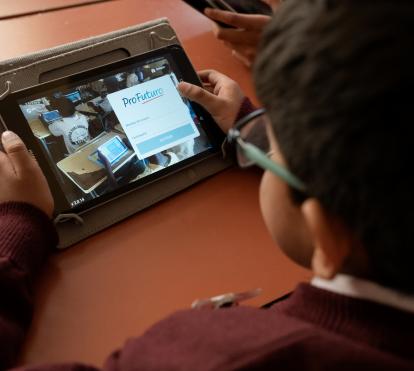 Un estudiante con una tableta.