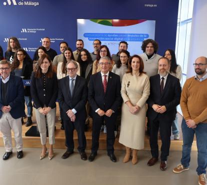 Foto institucional durante el acto de renovación del compromiso social entre la Diputación de Málaga y la Fundación ”la Caixa”.