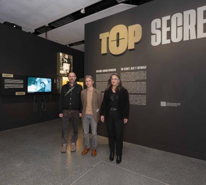 El director de CaixaForum València, Álvaro Borrás, i els comissaris Alexandra Midal i Matthieu Orléan a l'entrada de l'exposició.