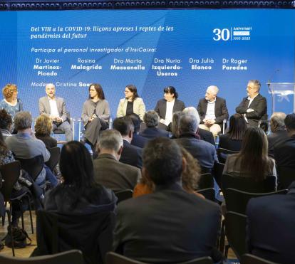 Imagen de la primera mesa redonda del acto del 30 aniversario de IrsiCaixa.