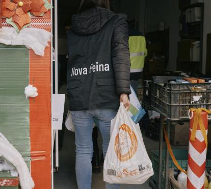 Trabajadores de entidades de la zona durante la distribución de recursos a la población afectada por la DANA en Valencia.