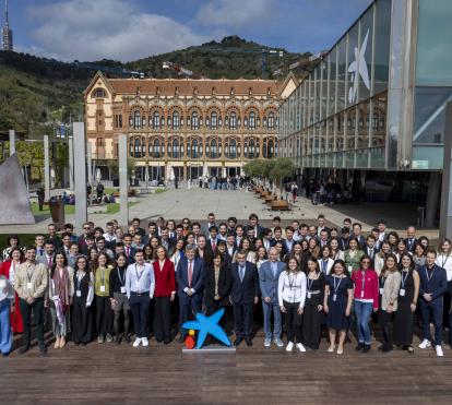 Foto de familia de la entrega de becas en el Museo de la Ciencia CosmoCaixa.