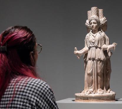 Una visitante admira una de las obras de la exposición «Veneradas y temidas. El poder femenino en el arte y las creencias».