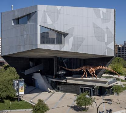 Vista general del patagotitan mayorum en la terraza de CaixaForum Zaragoza.