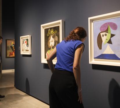 Dos visitantes admiran algunos de los cuadros de la exposición «Arte y naturaleza. Un siglo de biomorfismo» en CaixaForum Sevilla.