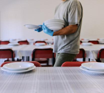 Un hombre sirviendo unos platos como parte de un proyecto seleccionado en una anterior edición de las Convocatorias de Proyectos Sociales.