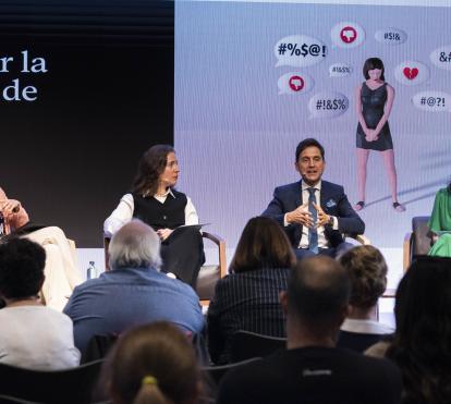Els ponents durant la seva intervenció en la conferència 'Com afrontar la violència digital de gènere?'