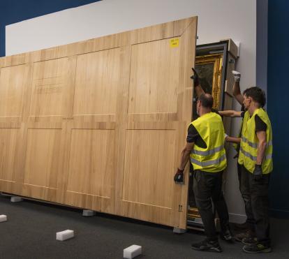 The technical staff unpacking Rubens’ "The Judgment of Paris" at CaixaForum Barcelona.