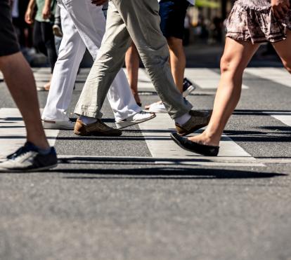 La investigación ha evaluado parámetros como la velocidad al caminar, la frecuencia de pasos por minuto o la longitud de la zancada.