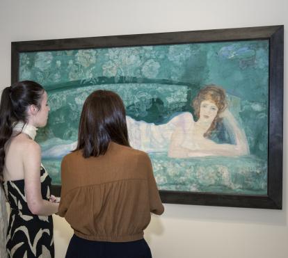 Visitants observant el «Retrat de Marianne Willumsen» d'Hermen Anglada-Camarasa a CaixaForum Palma.