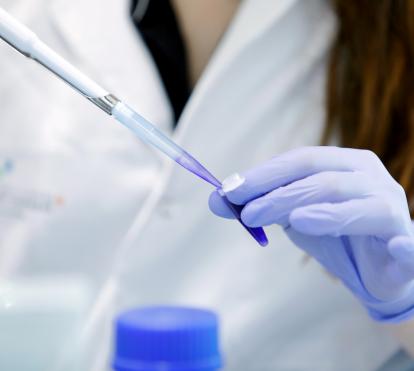 Utilitzación de una pipeta en un laboratorio.