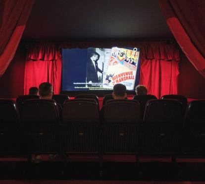 Recreación del Cine Atlántico en la exposición «Interior Berlanga» en CaixaForum Sevilla.