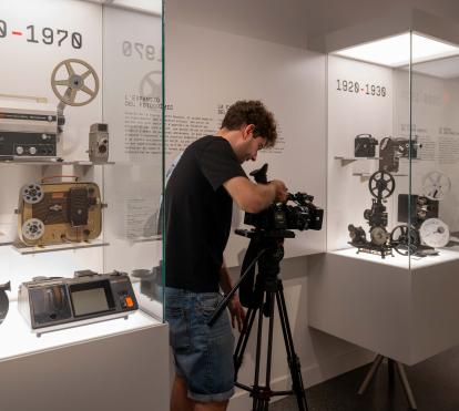 Càmera a l'exposició «[Rec]ords. La vida a través del cinema domèstic» a CaixaForum València.
