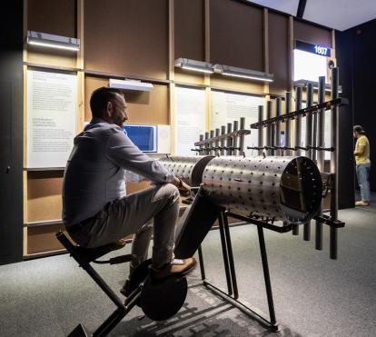 Un visitante prueba la 'composing machine' en la exposición «Música y matemáticas» en CaixaForum Zaragoza.