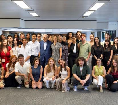El presidente de la Fundación ”la Caixa”, Isidro Fainé, se ha reunido con los becados de grado de la convocatoria de 2023.
