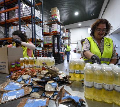Voluntarias durante la campaña de recaudación de alimentos básicos.