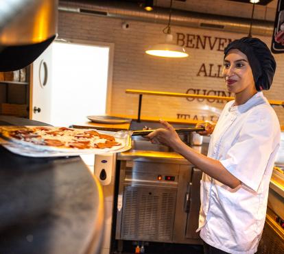 Atika ha encontrado trabajo de cocinera en el restaurante Ginos de Toledo a través de Incorpora.