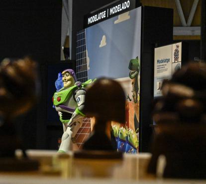 La exposición recorre el proceso de creación de los personajes más emblemáticos de Pixar, desde el modelado hasta el renderizado.