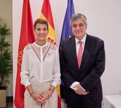 La presidenta el Gobierno de Navarra, María Chivite, y el director general de la Fundación ”la Caixa”, Josep Maria Coronas.