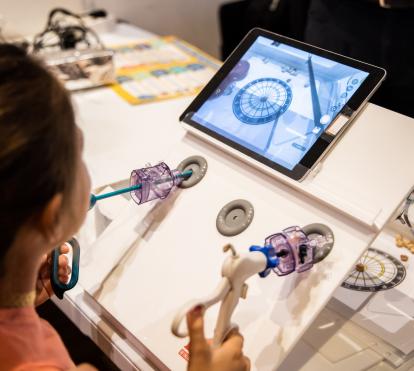 Una niña participa de una simulación de cirugía de mínima invasión e investigación traslacional. 