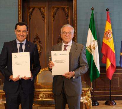 Juan Manuel Moreno, presidente de la Junta de Andalucía e Isidro Fainé, presidente de la Fundación ”la Caixa” durante la firma del acuerdo marco en Sevilla.
