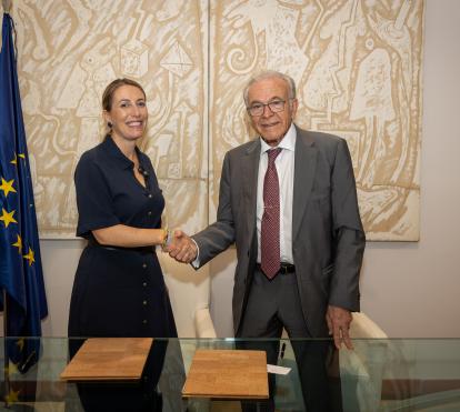 La presidenta de la Junta de Extremadura, María Guardiola, y el presidente de la Fundación ”la Caixa”, Isidro Fainé, durante la firma del acuerdo marco.