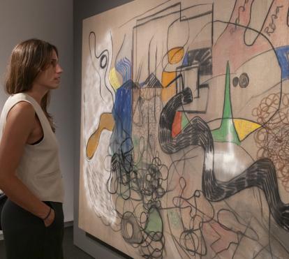 Una visitante de la exposición admirando la obra «Osadía», de Rafa Forteza. 