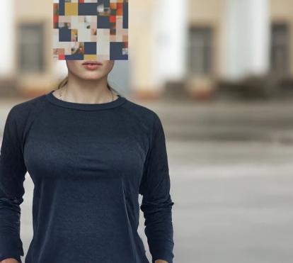 Una mujer con la cabeza pixelada. Uno de los problemas más graves es el suicidio, estrechamente vinculado a la depresión. Según la Organización Mundial de la Salud, cada año mueren por esta causa en todo el mundo cerca de 800.000 personas.