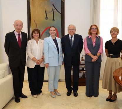 José Francisco Conrado, presidente del Consejo Asesor de Baleares de CaixaBank; Antonia Maria Estarellas, vicepresidenta segunda y consejera de Presidencia, Coordinación de la Acción de Gobierno y Cooperación Local del Gobierno de las Islas Baleares; Margalida Prohens, presidenta del Gobierno de las Islas Baleares; Isidro Fainé, presidente de la Fundación ”la Caixa”, Marta Llompart, delegada en Mallorca y Menorca de la Fundación ”la Caixa”, y Cristina Antich, delegada en Mallorca, Ibiza y Formentera de la Fundación ”la Caixa”.