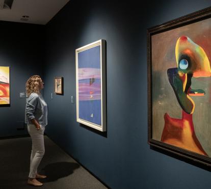 Una visitant admira algunes de les obres de l'exposició «Art i natura. Un segle de biomorfisme» a CaixaForum Palma.
