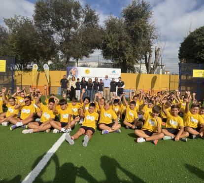 El nuevo Cruyff Court de La Línea de la Concepción se ha inaugurado con la presencia de niños y niñas de la localidad sobre el césped.