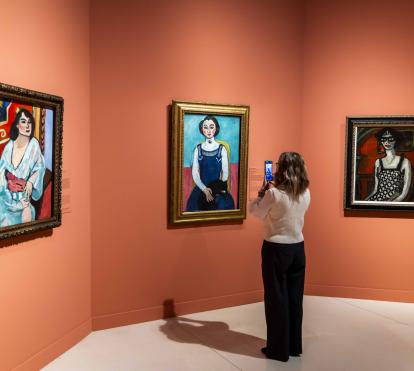 Una mujer fotografía la obra «Marguerite au chat noir», de Henri Matisse, en CaixaForum Madrid.
