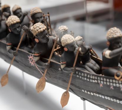 Una de las obras presentes en la exposición «Voces del Pacífico» en CaixaForum Barcelona.