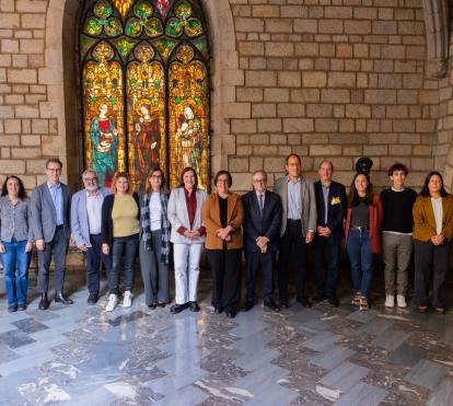 Foto de família a la presentació del programa d'habitatge Habittem a l'Ajuntament de Barcelona.