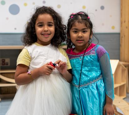 Dos niñas que participan en los Espacios de Crecimiento 3-6 de CaixaProinfancia en Bilbao.