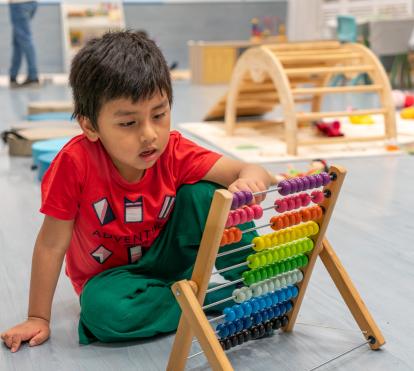 Un niño jugando en los espacios de la entidad Gazteleku.