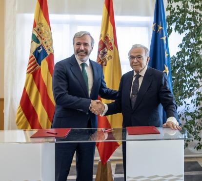 De izquierda a derecha: el presidente del Gobierno de Aragón, Jorge Azcón, y el presidente de la Fundación ”la Caixa”, Isidro Fainé en Zaragoza.