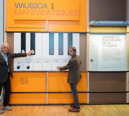 Carlos Calderón y Álvaro Borrás, en la entrada de la exopsición en CaixaForum València.