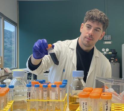 El investigador Miguel Marín, en el laboratorio de IrsiCaixa.