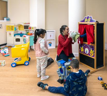 A technique preparing a puppet show in the CaixaProinfancia 3-6 Growth Spaces at the Barró Association.